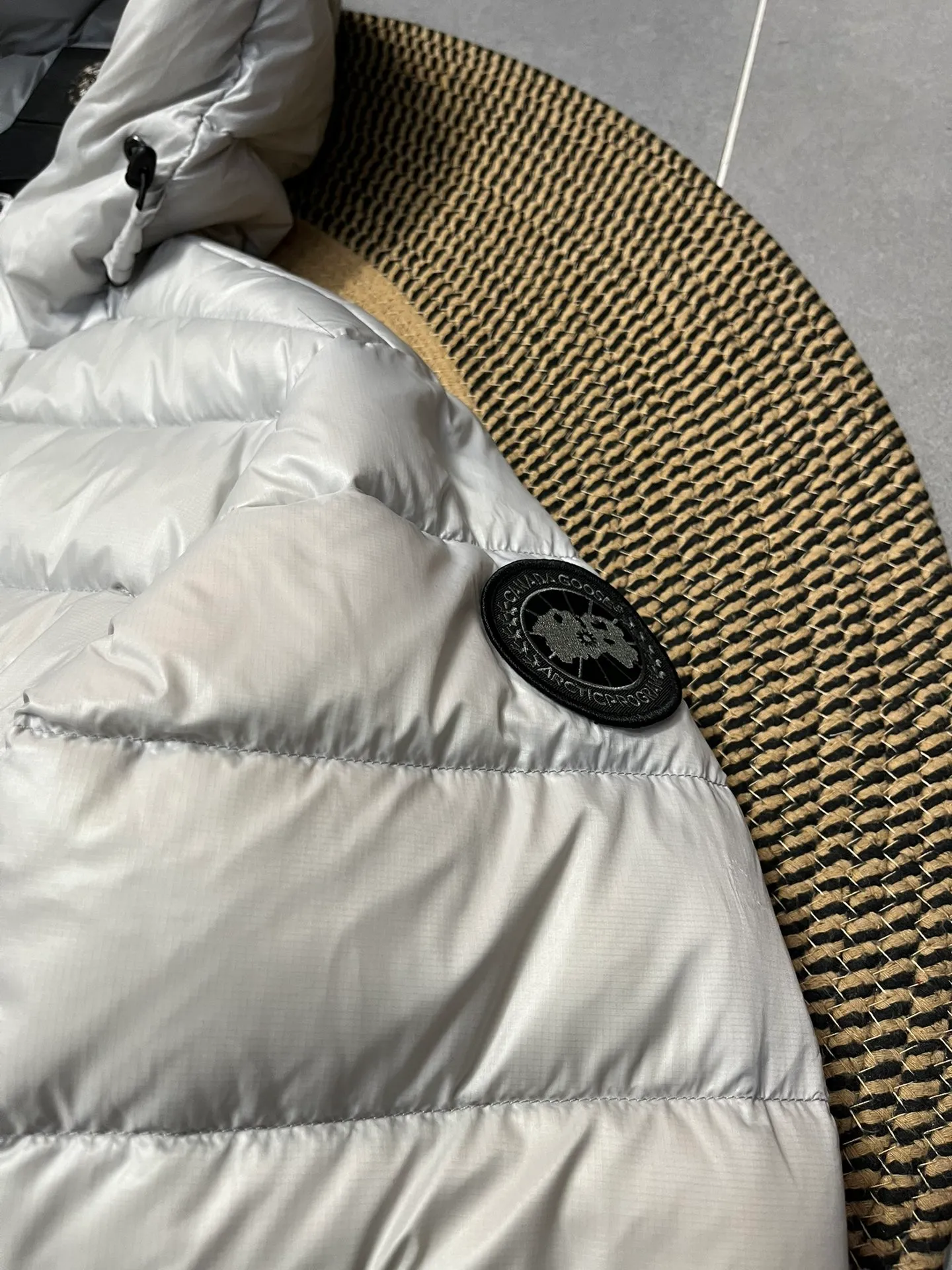 P940 Top 🔥purchase version 𝘾𝘼𝙉𝘼𝘿𝘼 𝙂𝙊𝙊𝙎𝙀/Canada Goose 2227 thin and light style. It’s super lightweight and doesn’t feel any weight on your upper body at all! Show more temperament‼  Canada Goose, a Canadian brand, has always been recognized as the warmest down jacket. Various Instagram celebrities, Internet celebrities, and celebrities often wear it for street photos. I make Canada Goose every year, but I still can’t get rid of my love for the goose. No matter how cold the winter is, there is no need to be afraid. Canada Goose is the legendary warmest down jacket and is known as a must-have for Arctic outdoor sports! The most popular down jacket in the world, celebrities are rushing to buy it, it is a must-have! Size: S-2XL Color: silver gray (red label) silver gray (black label), black (red label), black (black label), dark blue